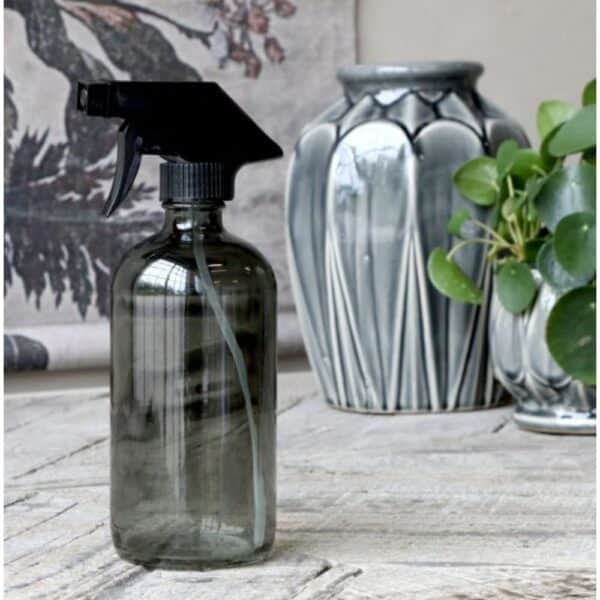 Grå vase med grå spray flaske