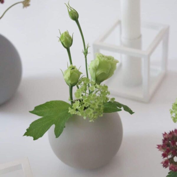 Ball vase i sand med blomster fra Cooee Design