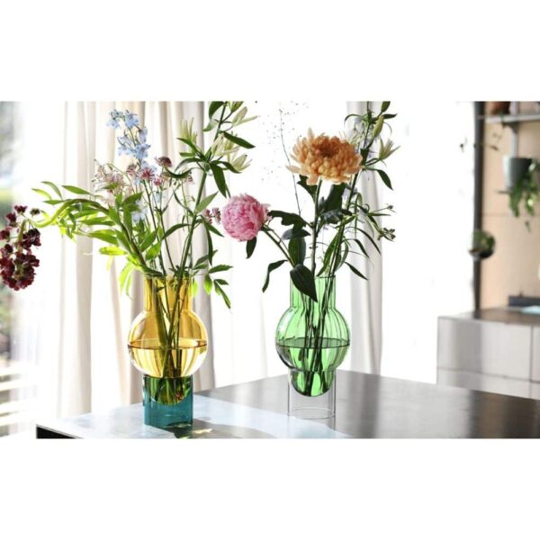 Glasvaser som er farvestrålende og dekorative