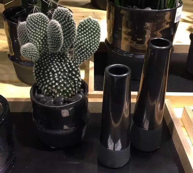Vase-keramik-sort-inspiration